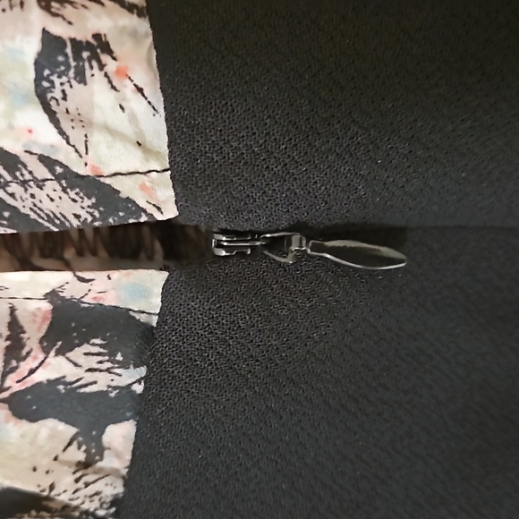 HI SUMMER!!🤩 BCBGENERATION ROSE PATTERNED  BLACK BOTTOM ROMPER WITH POCKETS🖤 - Picture 9 of 9